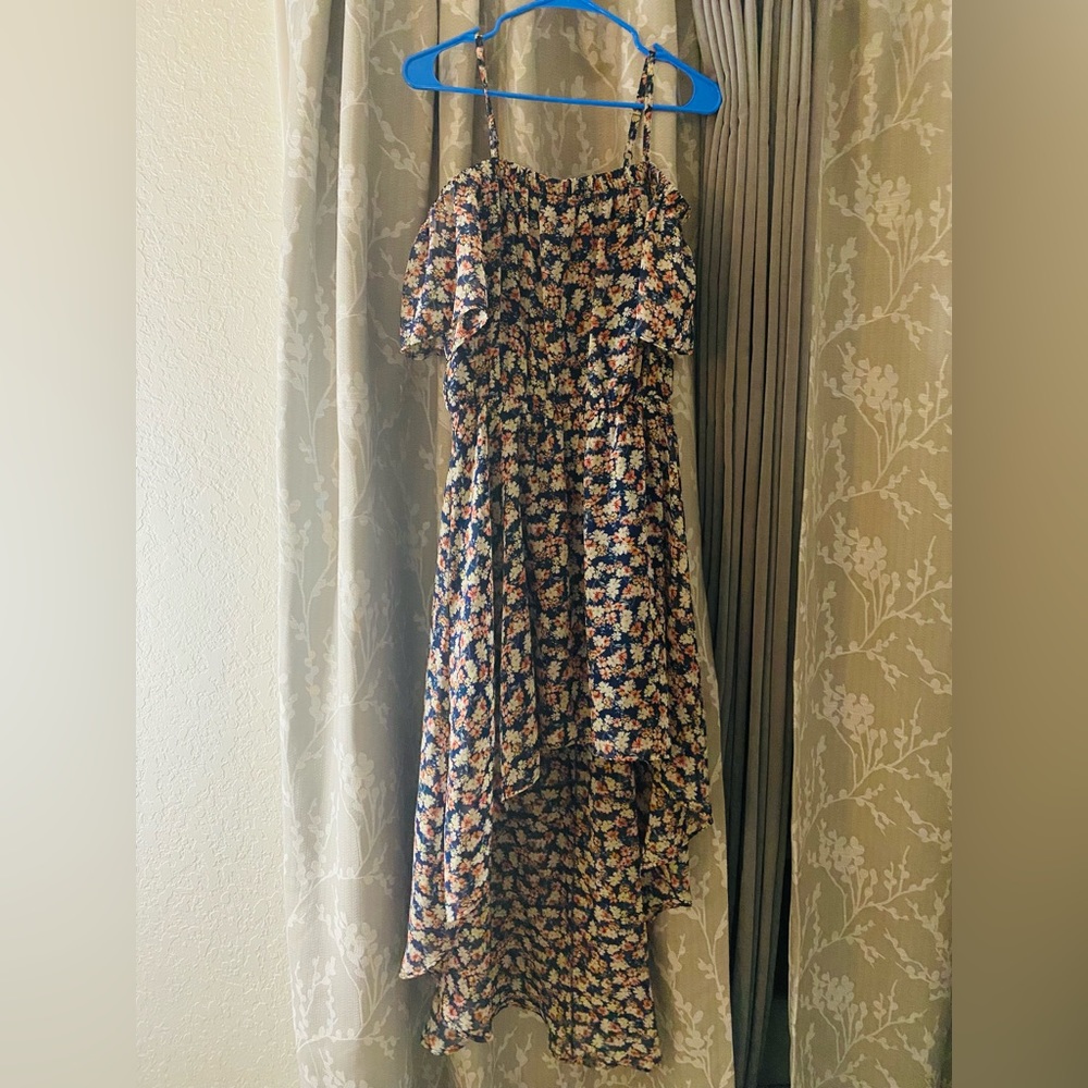 Floral pattern high-low dress.